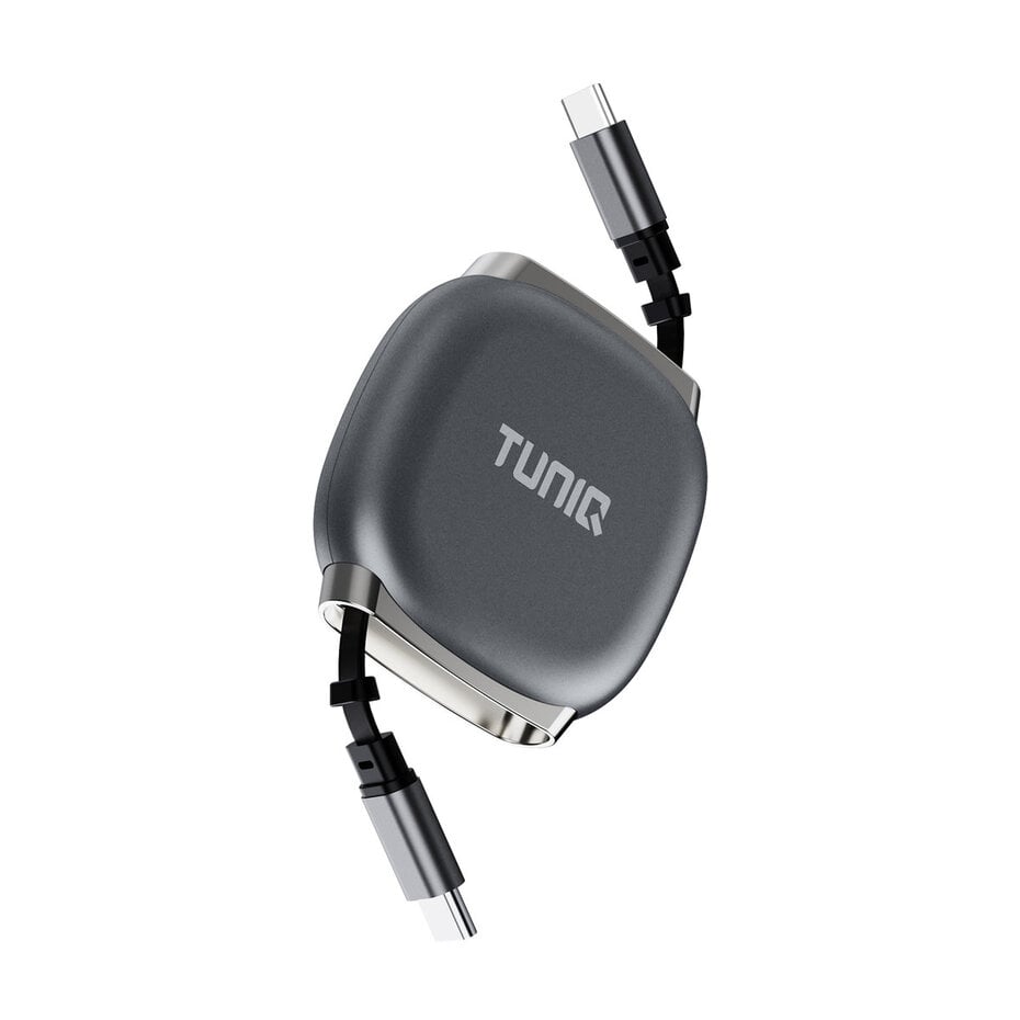 Dit is een in- en uitschuifbare USB-C-kabel van TUNiQ, bedoeld voor snel opladen en data-overdracht. De behuizing is vierkant met een matte grijze kunststof afwerking en glanzende aluminium randen. De platte zwarte kabel rolt netjes in en uit en eindigt in twee stevige USB-C-stekkers. Je plaatst het compacte blokje in je tas, lade of koffer en trekt de kabel uit wanneer je je smartphone, tablet of laptop wilt voeden of synchroniseren, zonder dat er knopen ontstaan. Dankzij het kleine formaat en de trekvaste behuizing is het ideaal voor onderweg en op kantoor. De kabel beschermt door de robuuste constructie tegen breuk, de behuizing voorkomt slijtage en het platte ontwerp garandeert een kluwenvrije opberging.
